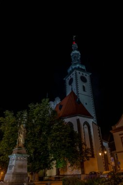 Güney Bohemya 'nın eski Tabor kasabasındaki ana meydandaki kilise. Gecenin bir yarısı.