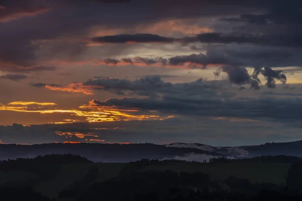 Zonsondergang Hete Zomer Regenachtige Avond Buurt Van Roprachtice Dorp Buurt — Stockfoto