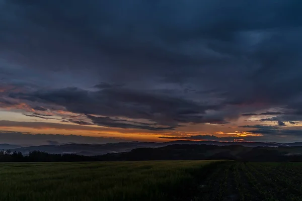 Zachód Słońca Upalny Letni Deszczowy Wieczór Pobliżu Wsi Roprachtice Pobliżu — Zdjęcie stockowe