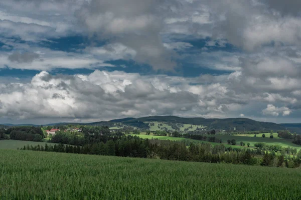 Πράσινο Πεδίο Και Λιβάδια Μπλε Ουρανό Και Λευκά Σύννεφα Krkonose — Φωτογραφία Αρχείου
