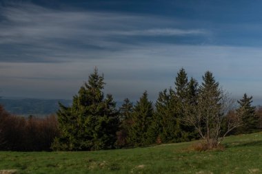 Beskydy 'deki Pustevny' nin bahar sabahı manzarası