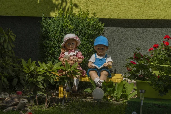 Kleur Keramisch Beeld Van Kinderen Kleine Stoel Moravië Dorpstuin Zonnige — Stockfoto