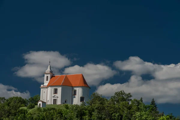 Kaplica Świętego Antonina Nad Dolni Kounice Wsi Południowych Morawach Lato — Zdjęcie stockowe