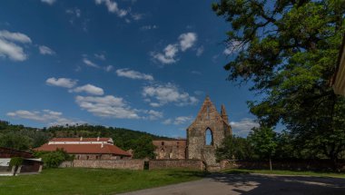 Sıcak yaz gününün ortasında Dolni Kounice köyündeki eski manastır harabesi.