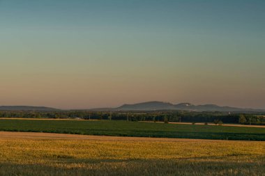 Gün batımında kuru tarlanın ortasında Moravya 'nın güneyindeki Melcany köyü yakınlarında