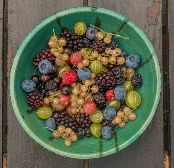 Vegyes Színű Kerti Gyümölcs Barna Asztalra Narancssárga Zöld Étel — Stock Fotó