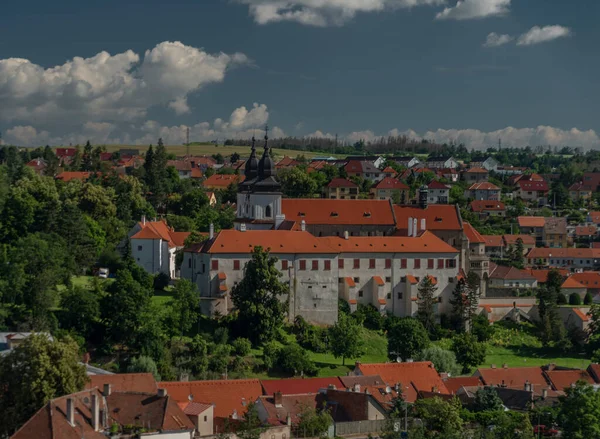 Güneşli bir sabah için manzara Eski yaz kasabası Sıcak bir günde Moravya bölgesinde Trebic