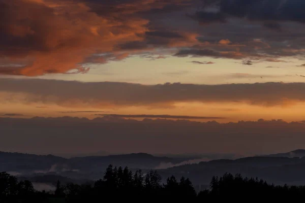 Zonsondergang Hete Zomer Regenachtige Avond Buurt Van Roprachtice Dorp Buurt — Stockfoto