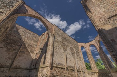Sıcak yaz gününün ortasında Dolni Kounice köyündeki eski manastır harabesi.
