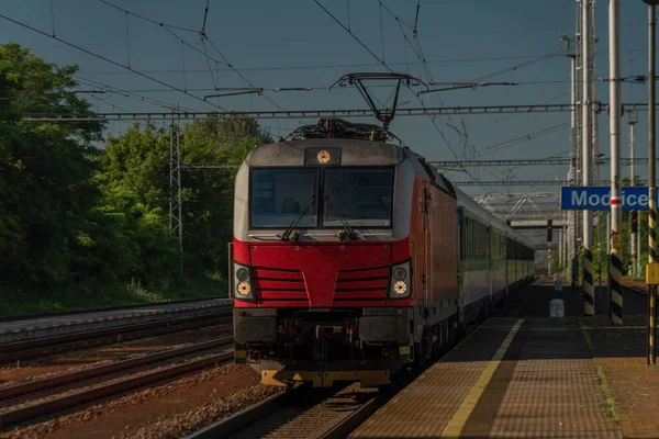 夏の暑い色の朝にブルノ市の近くの高速スロヴァキア列車と赤の電気エンジン — ストック写真