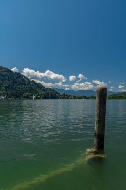 Ossiacher yakınlarında yaz mevsimi mavi gökyüzü ve yeşil mavi suyla