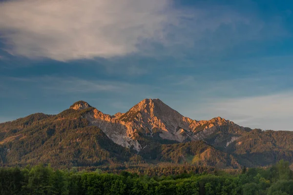 Yazın kırmızı Mittagskogel tepesi Taze mavi gökyüzü rengi Sabah