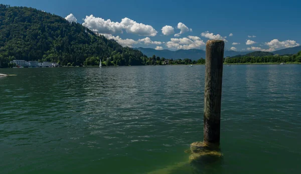Ossiacher yakınlarında yaz mevsimi mavi gökyüzü ve yeşil mavi suyla