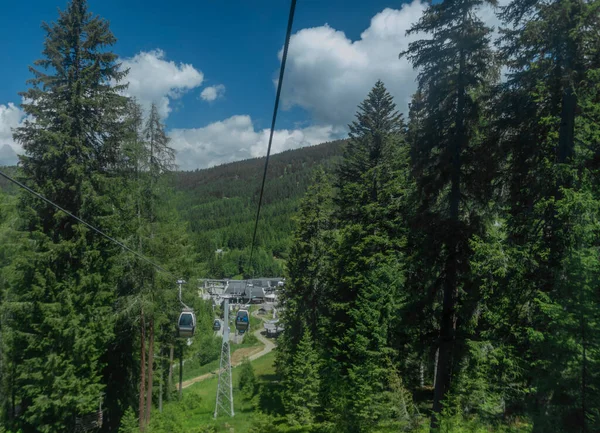 Kabelbaan Kanzelhohe Groene Naalden Bos Zomer Zonnige Dag Oostenrijk — Stockfoto