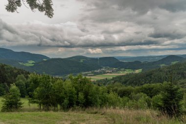 Yaz bulutlu bir günde Avusturya 'nın Semmering köyü yakınlarındaki vadi manzarası