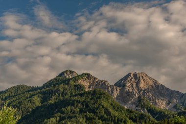 Slovenya ve Avusturya sınırındaki Mittagskogel tepesinin altında bulutlu bir akşam