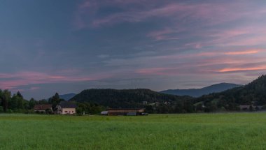 Yaz mevsiminde pembe Mittagskogel tepesi Gün doğmadan önce taze mavi gökyüzü