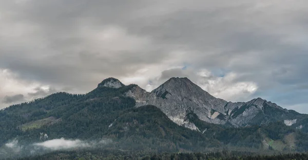 Gray Mittagskogel heuvel in de zomer bewolkt donkere dag — Stockfoto