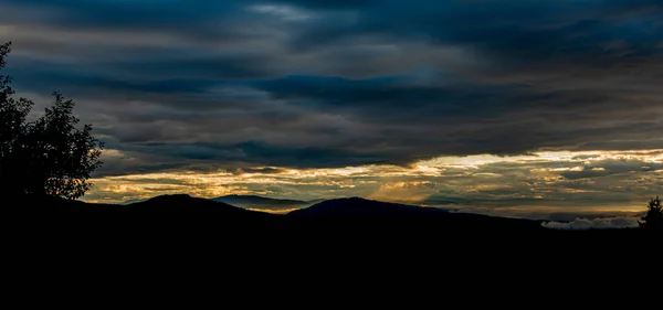 Uitzicht op dal onder Mittagskogel heuvel in de zomer bewolkt ochtend — Stockfoto