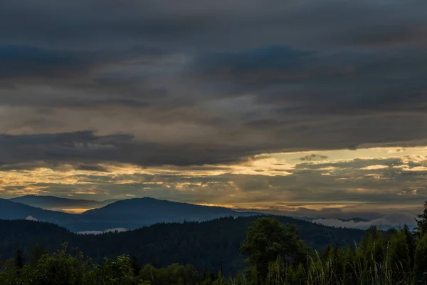 여름 구름낀 아침에 므타츠코겔 언덕 아래에서 계곡을 내려다볼 수있다 — 스톡 사진
