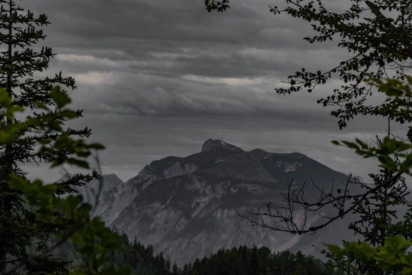 Vista no vale do rio Drau do caminho para a colina Mittagskogel no dia nublado de verão — Fotografia de Stock