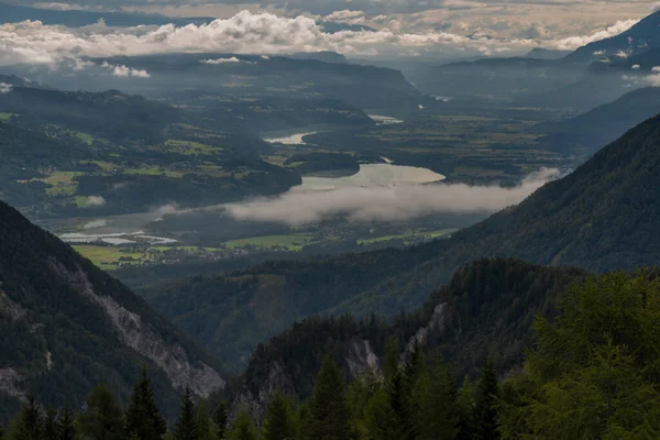 Pohled na údolí řeky Drau z cesty na kopec Mittagskogel v oblačném letním dni — Stock fotografie