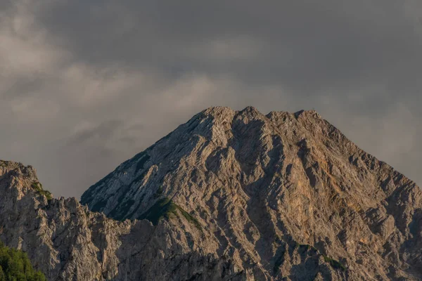 Bewölkter Abend unter dem Mittagskogel an der slowenisch-österreichischen Grenze — Stockfoto