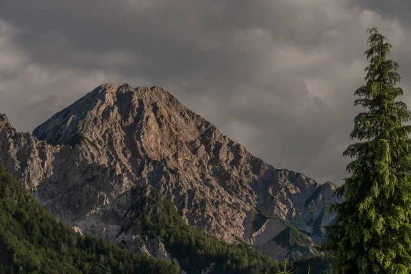 Bewolkte avond onder Mittagskogel heuvel aan de grens met Slovenië en Oostenrijk — Stockfoto