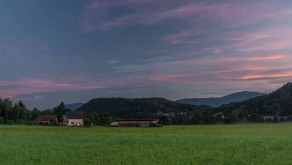 Rózsaszín Mittagskogel hegy nyáron friss kék ég reggel napkelte előtt — Stock Fotó