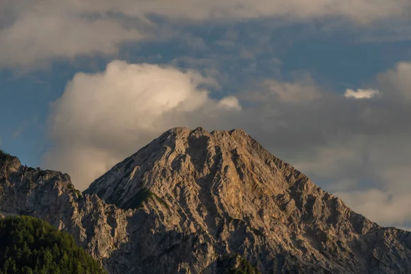 Wolken Blauwe Hemel Zomeravond Onder Mittagskogel Heuvel Slovenië Oostenrijk Grens — Stockfoto