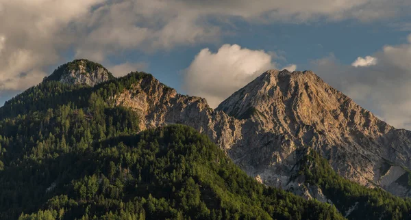 Wolken Blauwe Hemel Zomeravond Onder Mittagskogel Heuvel Slovenië Oostenrijk Grens — Stockfoto