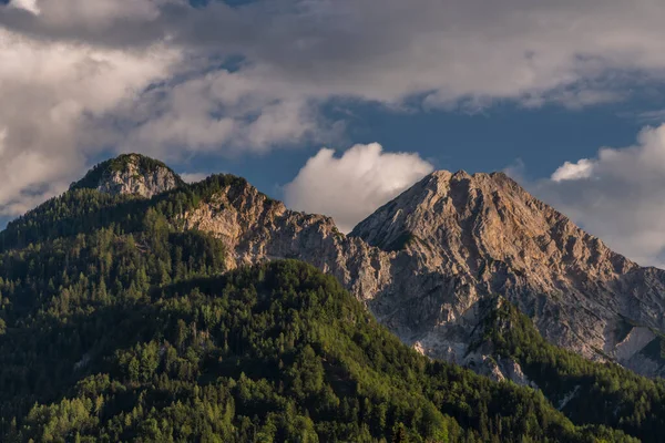 Molnigt Och Blått Himmel Sommarkväll Mittagskogel Kullen Slovenien Och Österrike — Stockfoto