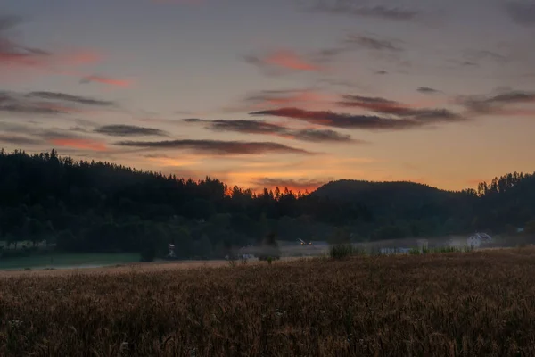Цветной Восход Солнца Туманом Возле Деревни Леденицен Юге Австрии Жарким — стоковое фото
