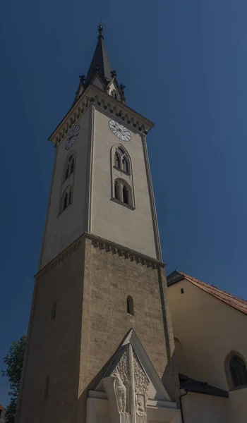 Kerk Villach Stad Zuid Oostenrijk Zomer Zonnige Blauwe Hemel Ochtend — Stockfoto