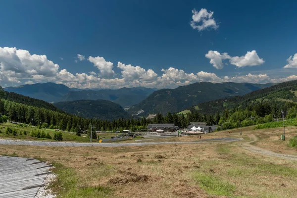 带缆车和宾馆的坎泽尔和河小山 阳光明媚 夏天的炎热天气 — 图库照片