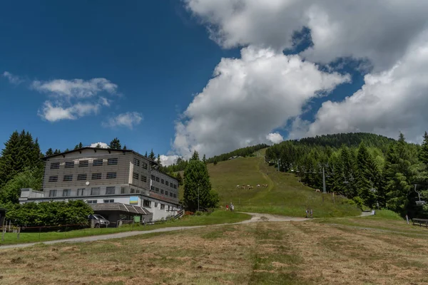 Wzgórze Kanzelhohe Kolejkami Linowymi Hotelami Słoneczny Świeży Letni Kolor Gorący — Zdjęcie stockowe