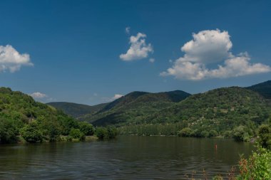 Kuzey Bohemya 'daki Sebuzin köyünde nehir labradoru vadide güneşli mavi bir gün.