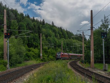 Violet Avusturya treni, Semmering Geçidi yakınlarındaki Klamm istasyonunda güzel bulutlu bir yaz günü