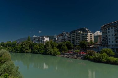Güney Avusturya 'nın Villach kasabasında Drau Nehri sıcak yaz güneşli bir sabah