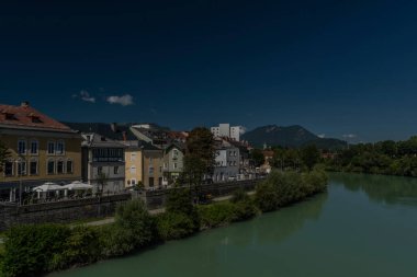Güney Avusturya 'nın Villach kasabasında Drau Nehri sıcak yaz güneşli bir sabah