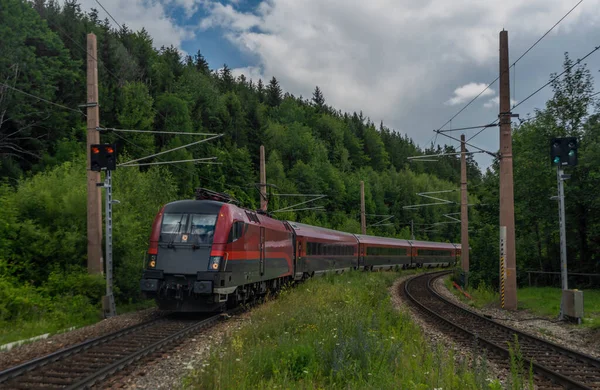 Violet Avusturya treni, Semmering Geçidi yakınlarındaki Klamm istasyonunda güzel bulutlu bir yaz günü