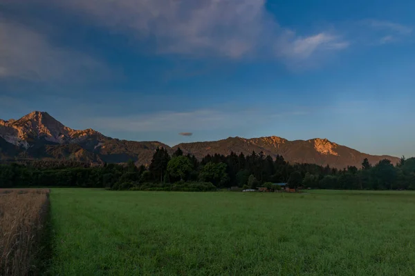 Czerwony Mittagskogel Wzgórzu Lecie Świeże Niebieskie Niebo Kolor Rano — Zdjęcie stockowe