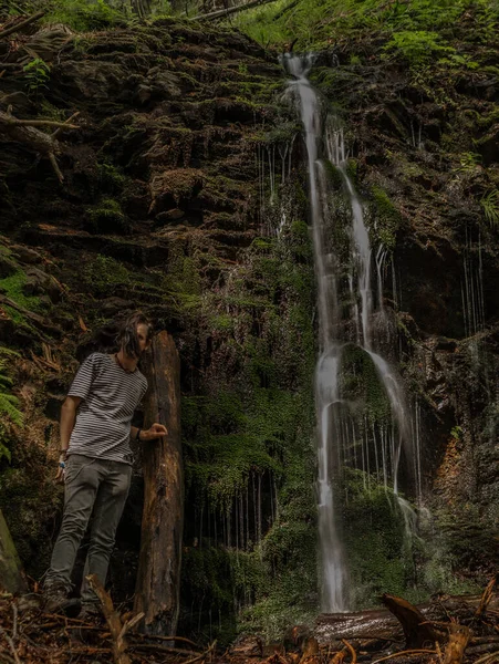 Turistle birlikte yaz günü Kouty Nad Desnou köyünde şelale.
