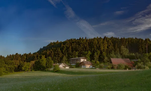 法克附近的塔博尔山看到了奥地利南部阳光灿烂的早晨 天空一片漆黑 — 图库照片