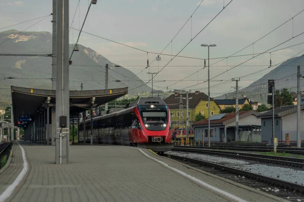 Stazione Villach Con Unità Elettrica Passeggeri Rossi Estate Soleggiata Mattina — Foto Stock