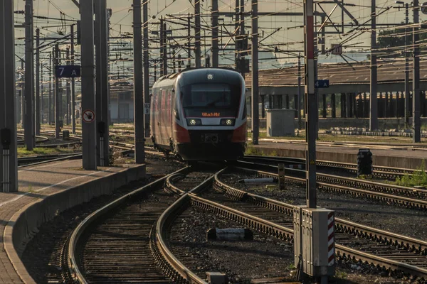夏の日当たりの良い暑い朝に電気赤い旅客ユニットとビラッハ駅 — ストック写真