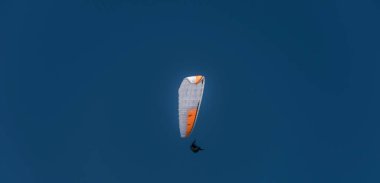 Kanzelhohe yakınlarındaki Paraglide Villach kasabasının üzerindeki sıcak yaz gününde