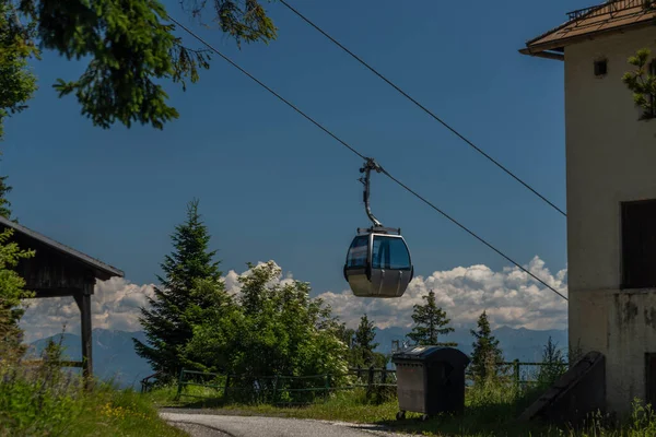 Seilbahn Kanzelhoch Grünen Nadelwald Bei Sommerlichem Sonnenschein Österreich — Stockfoto