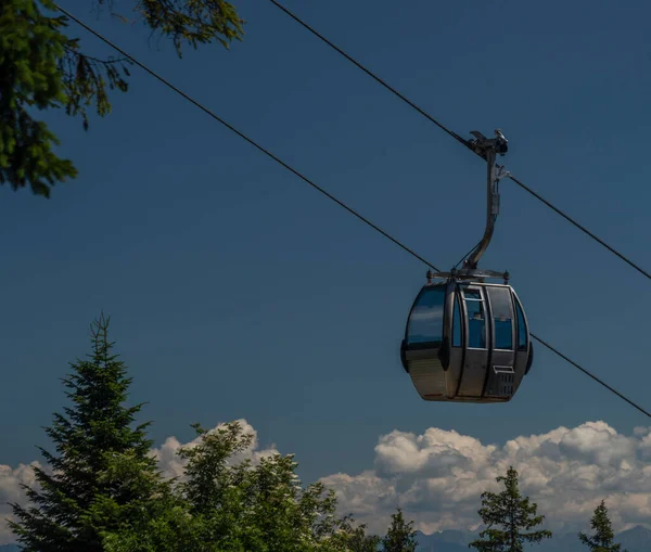 Kabel Bil Kanzelhohe Gröna Nålar Skog Sommaren Solig Dag Österrike — Stockfoto