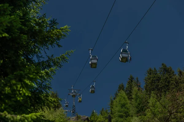 Kolejka Linowa Kanzelhohe Lesie Zielonymi Igłami Letni Słoneczny Dzień Austrii — Zdjęcie stockowe